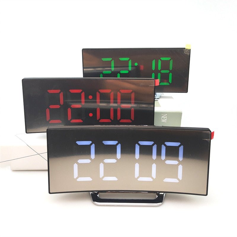 Norvo | LED Digital Vekkerklokke – Bøyd Speildisplay, Bordklokke med Snusfunksjon, Elektronisk Borddisplay, Soverom og Stueinnredning