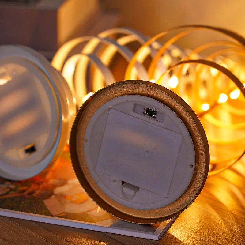 Norvo | LED Smedet Juletre Spiral Lys Bord Ornament – Elegant Atmosfære Lampe for Soverom & Høytidsdekorasjoner