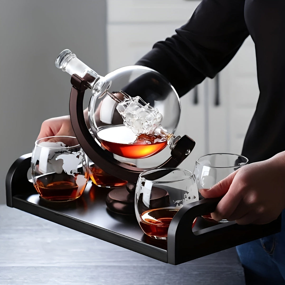 Whisky Karaffel Sett i Globusform – Norvoyfri Karaffel med Tre Stativ | Inkluderer 2 Whisky Glasser | Norvo