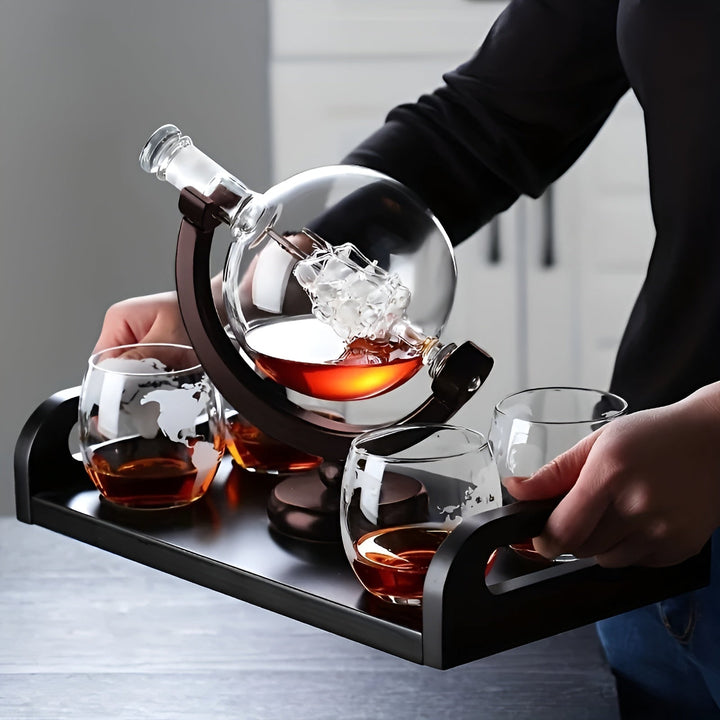 Whisky Karaffel Sett i Globusform – Norvoyfri Karaffel med Tre Stativ | Inkluderer 2 Whisky Glasser | Norvo