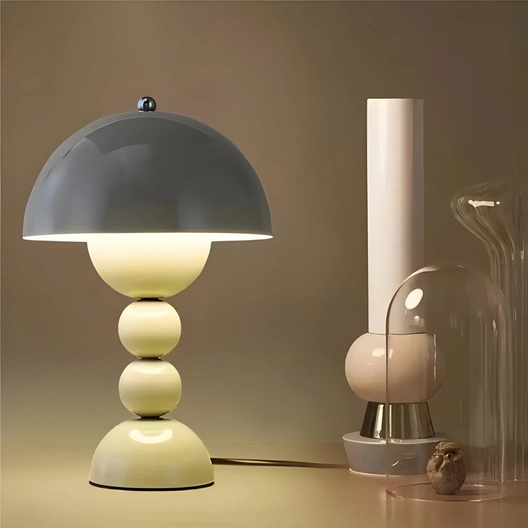 Norvo | Moderne Bordlampe i Skandinavisk Design med Gull Detaljer