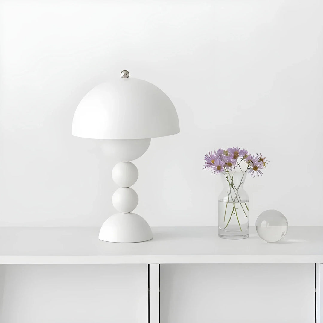 Norvo | Moderne Bordlampe i Skandinavisk Design med Gull Detaljer