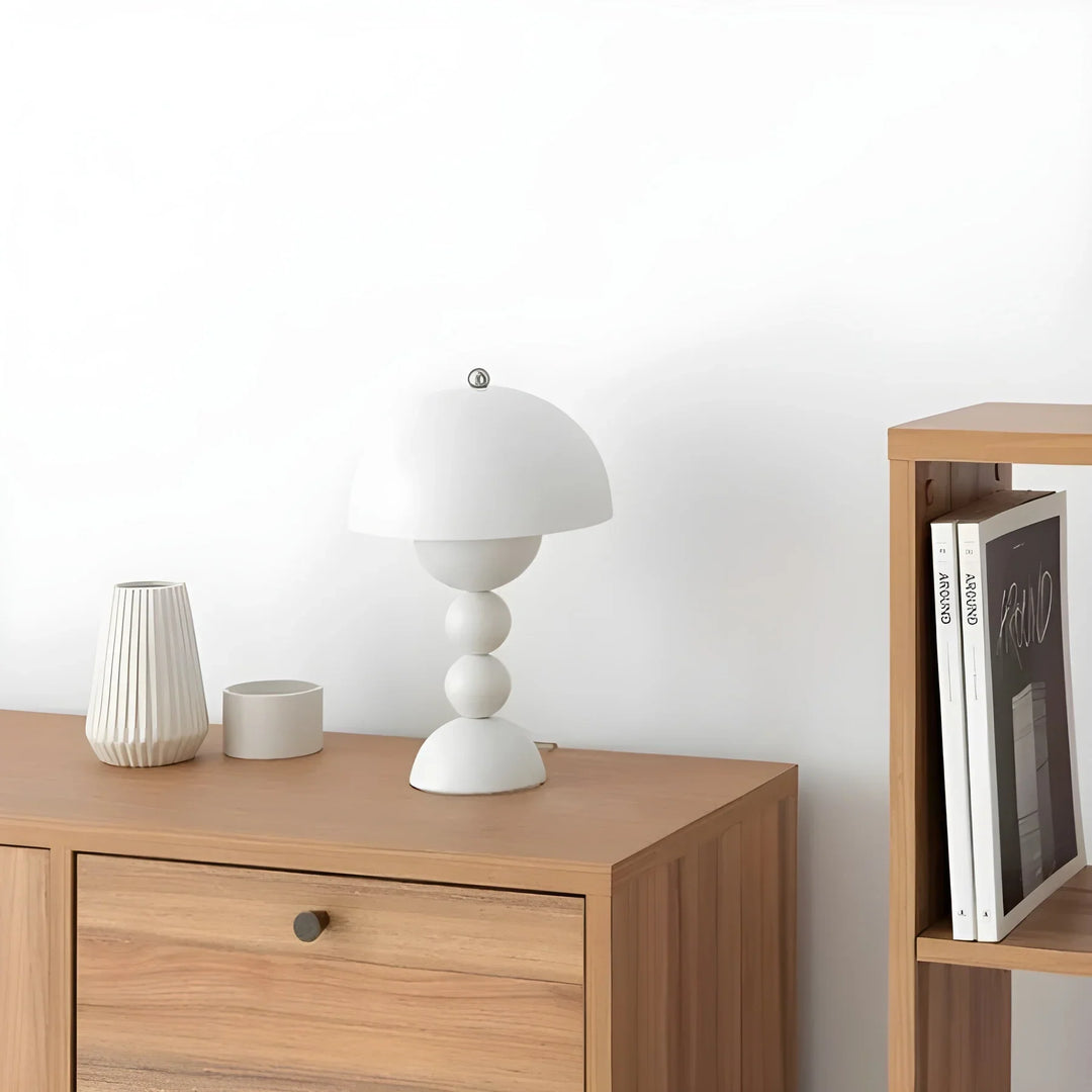 Norvo | Moderne Bordlampe i Skandinavisk Design med Gull Detaljer