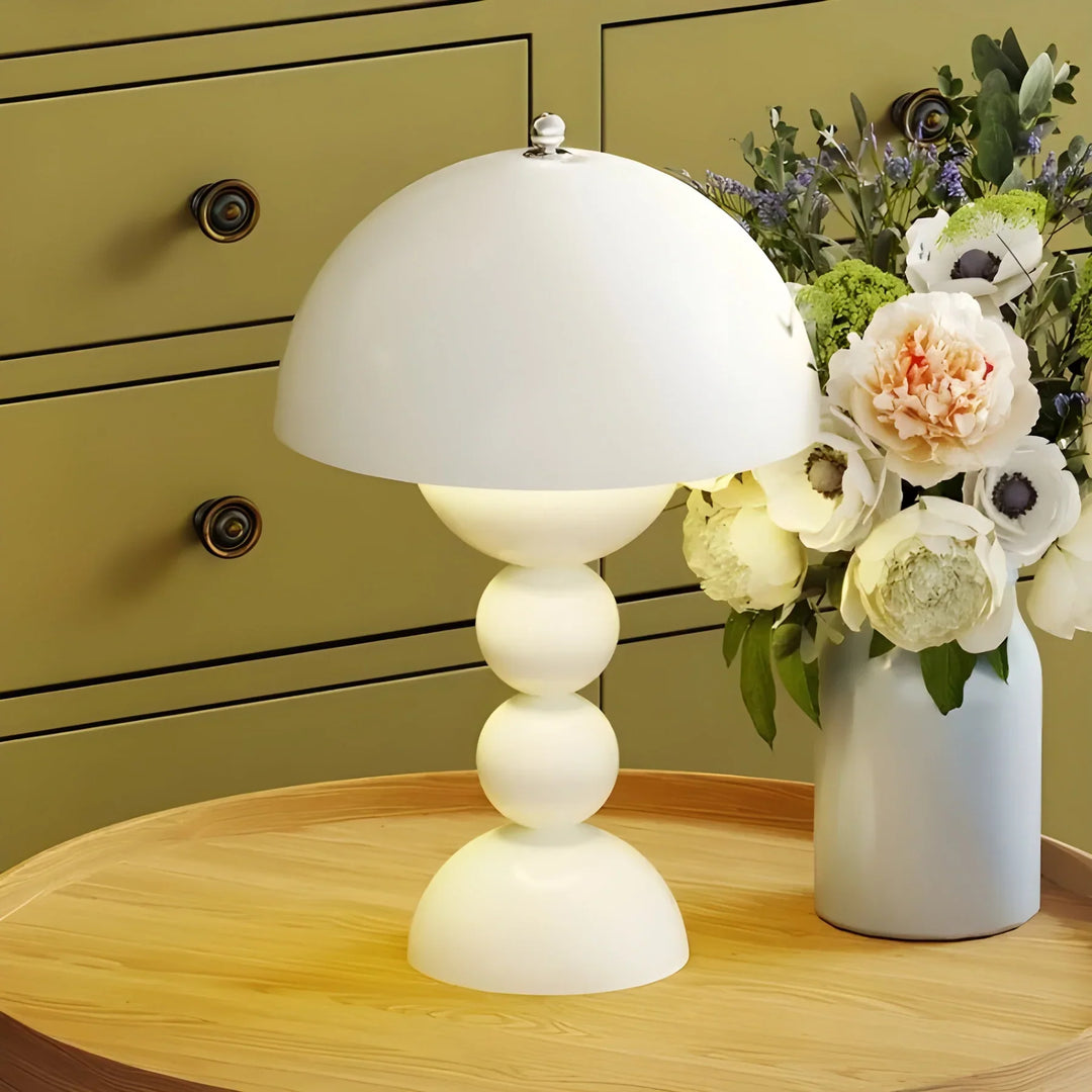 Norvo | Moderne Bordlampe i Skandinavisk Design med Gull Detaljer