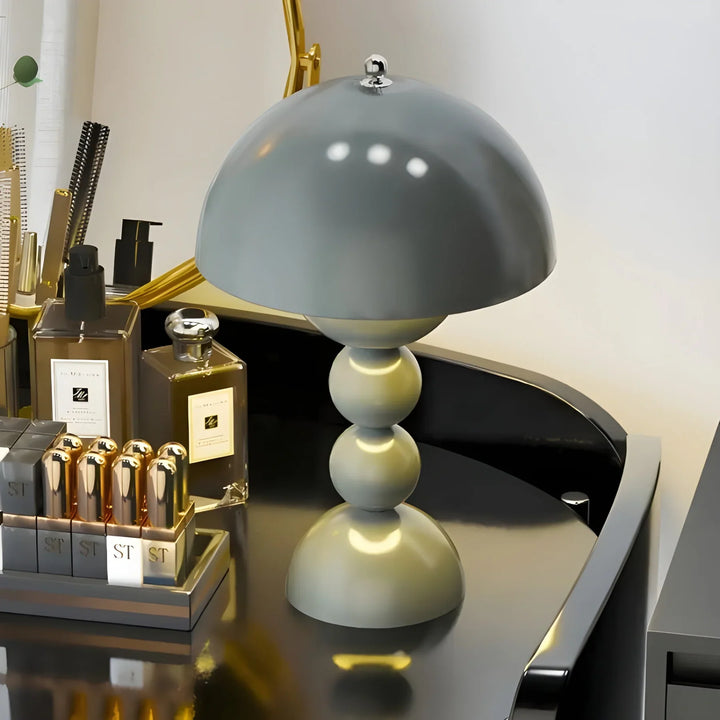 Norvo | Moderne Bordlampe i Skandinavisk Design med Gull Detaljer