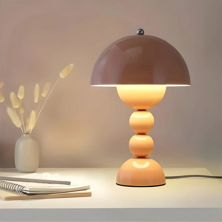 Norvo | Moderne Bordlampe i Skandinavisk Design med Gull Detaljer