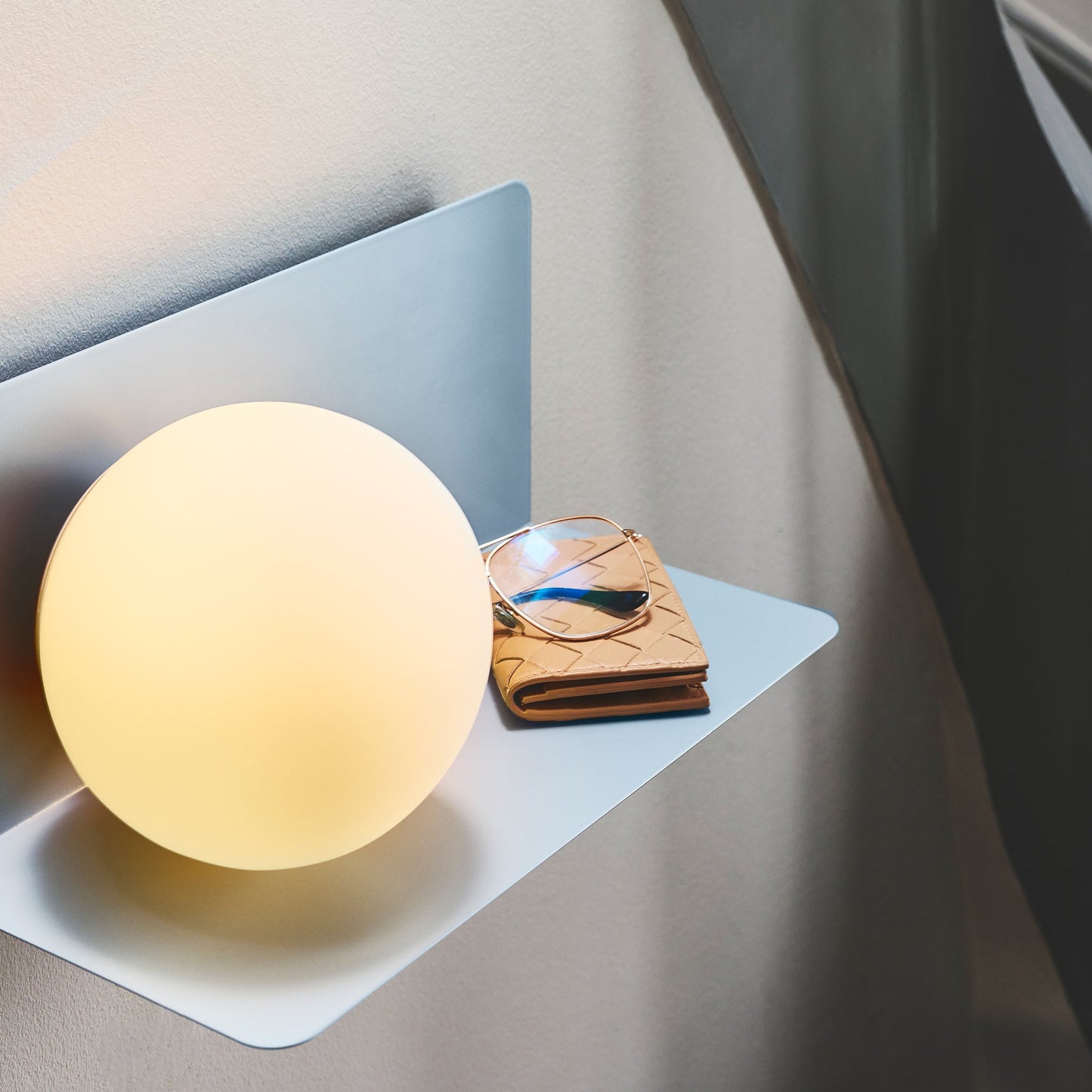 Norvo | Vegglampe med funksjonell hylle for moderne interiør