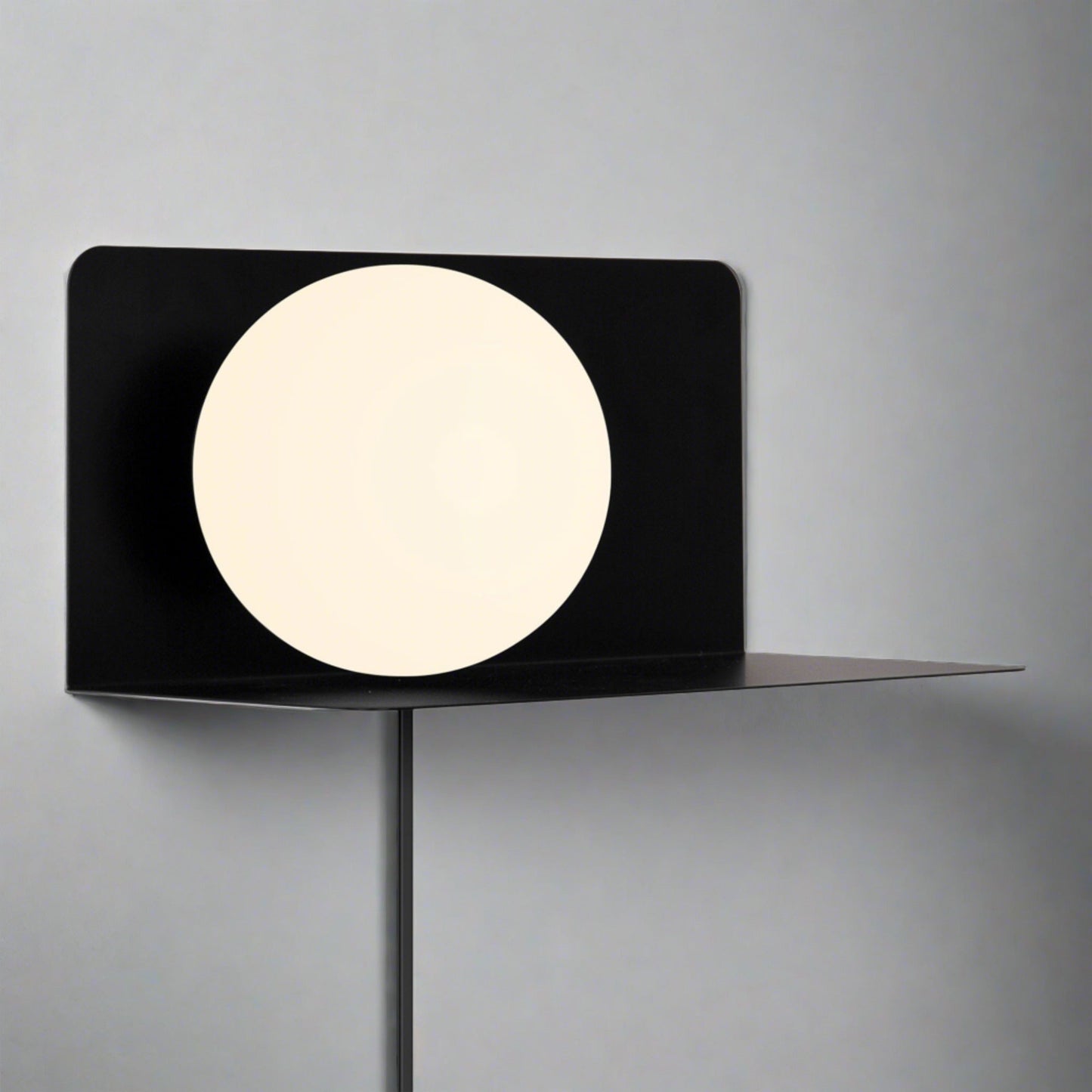 Norvo | Vegglampe med funksjonell hylle for moderne interiør