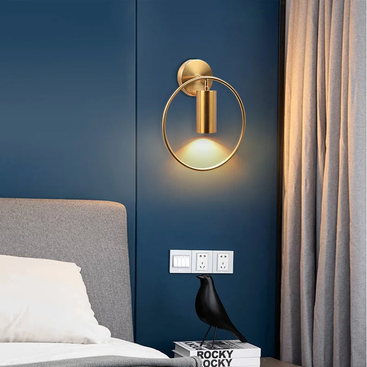 FlammeStylée – Gylden Vegglampe for Elegant Atmosfære Norvo