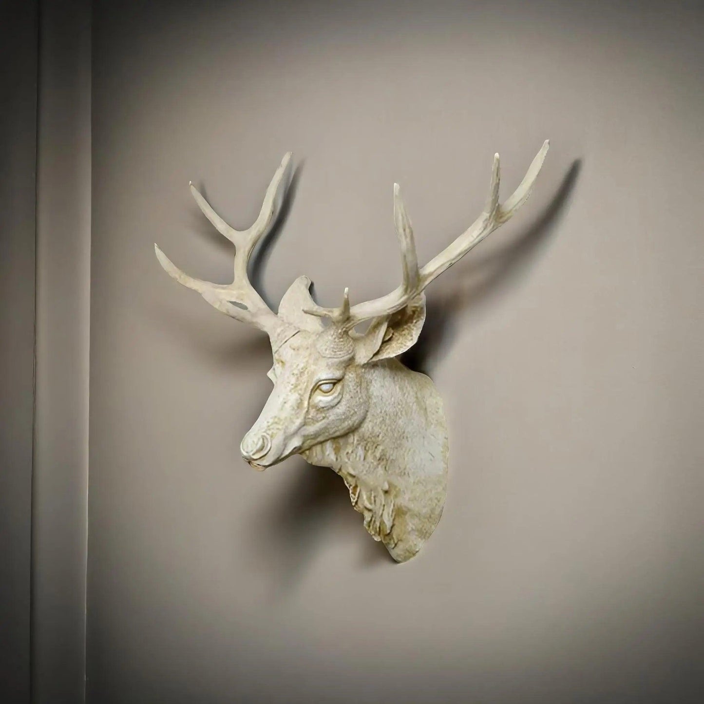 Norvo | MysticHorn™ | Majestic Deer Head Veggdekorasjon | Rustikk Geværdesign for Hytte & Lodge Hjem Dekor