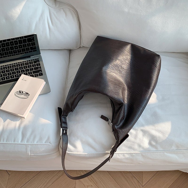 Norvo | PUFFYPOUCH – Myk PU-lær dumpling tote for et leken, chic utseende