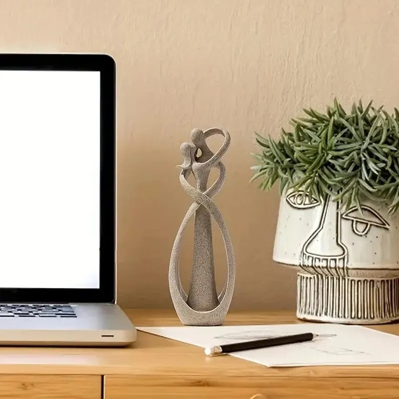 Norvo | Romantisk Harpiksskulptur - Roende Omfavnelse