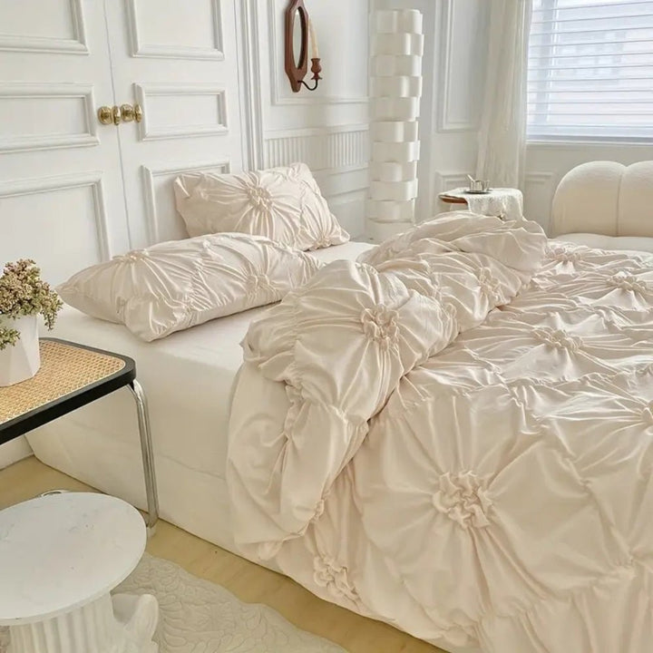 Norvo | RuffledWeave Duvet Sett – Elegant rufsete blomster dynecover sett laget av mikrofiber