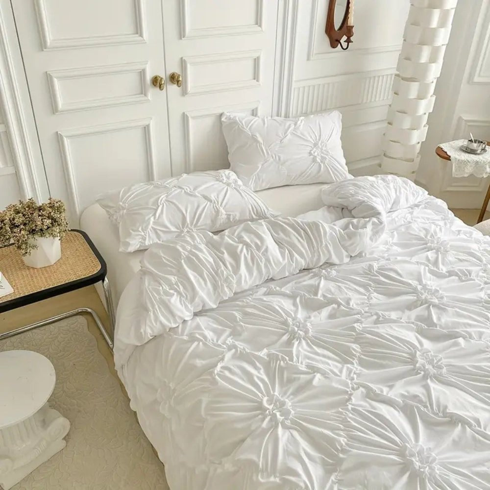 Norvo | RuffledWeave Duvet Sett – Elegant rufsete blomster dynecover sett laget av mikrofiber