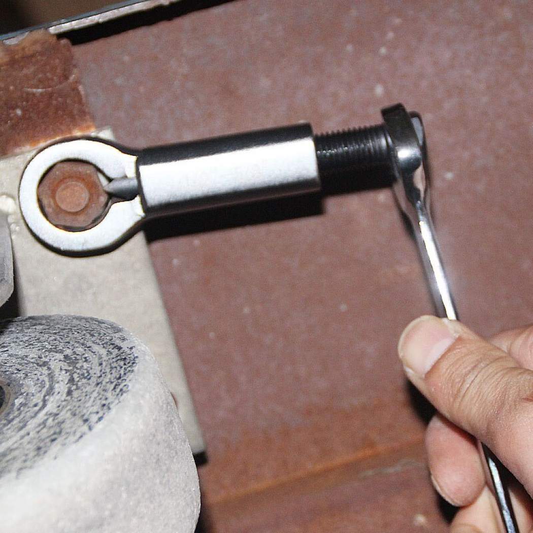 Norvo | Rusty Nut Splitting Tool