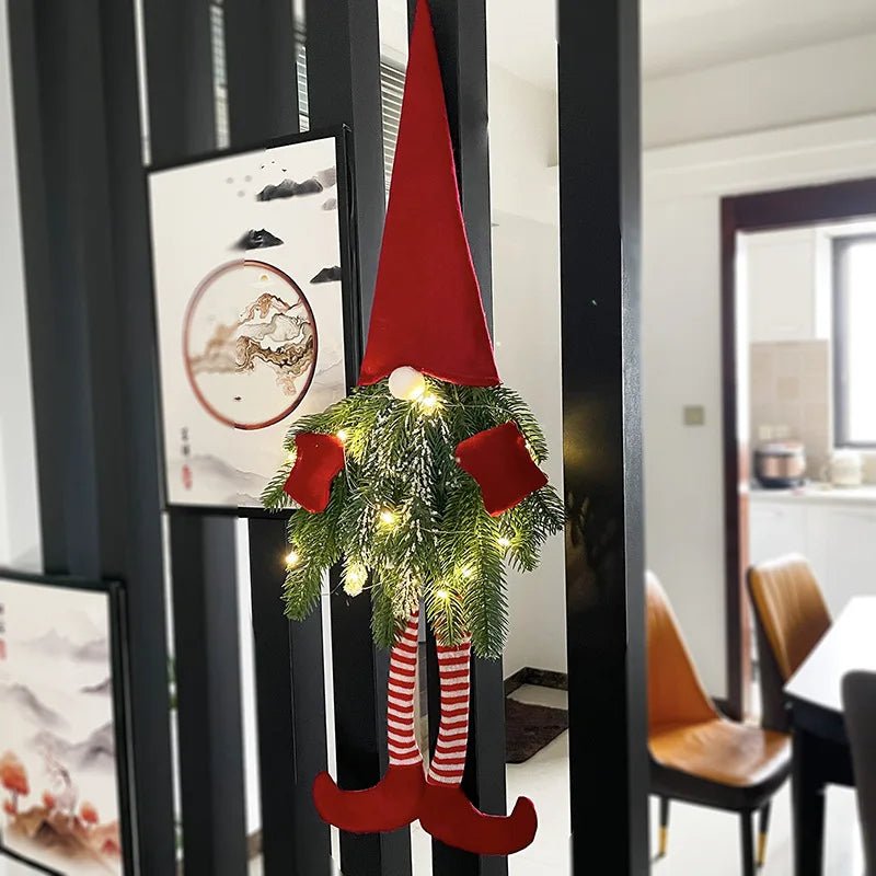 Norvo | Julegnom med Julekrans og Glitrende LED Lys – Perfekt for Foran Døren, Veggen, eller Vinduet Festlig Magi