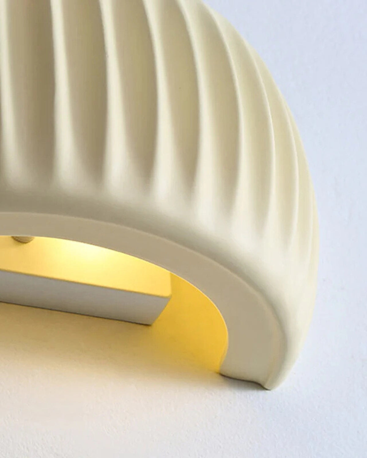 Norvo | Designer Vegglampe med bølgete akcent