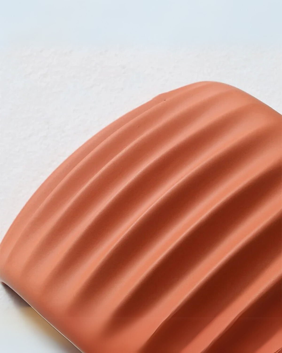 Norvo | Designer Vegglampe med bølgete akcent