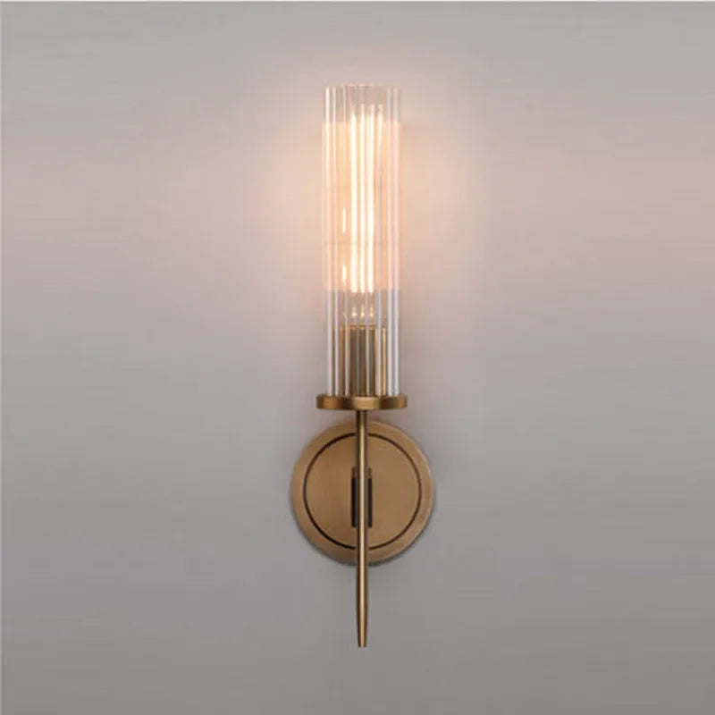 Norvo | Elegant Vegglampe med Ribbet Glass og Messingakcent
