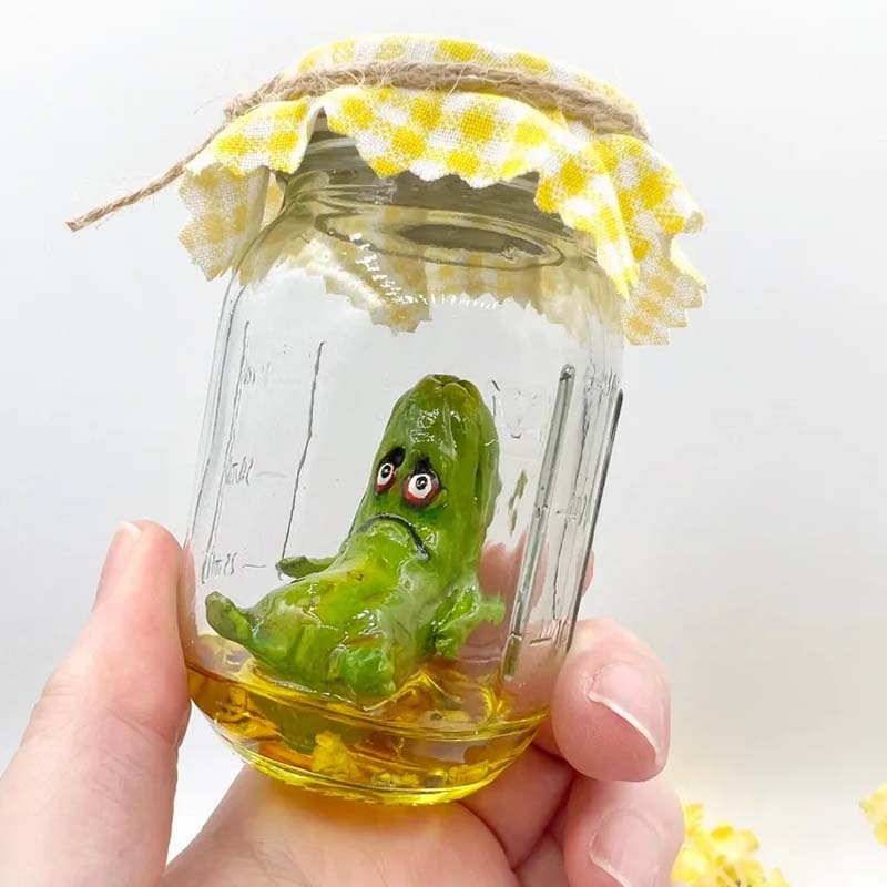 Norvo | Grumpy Pickle in a Jar skulptur