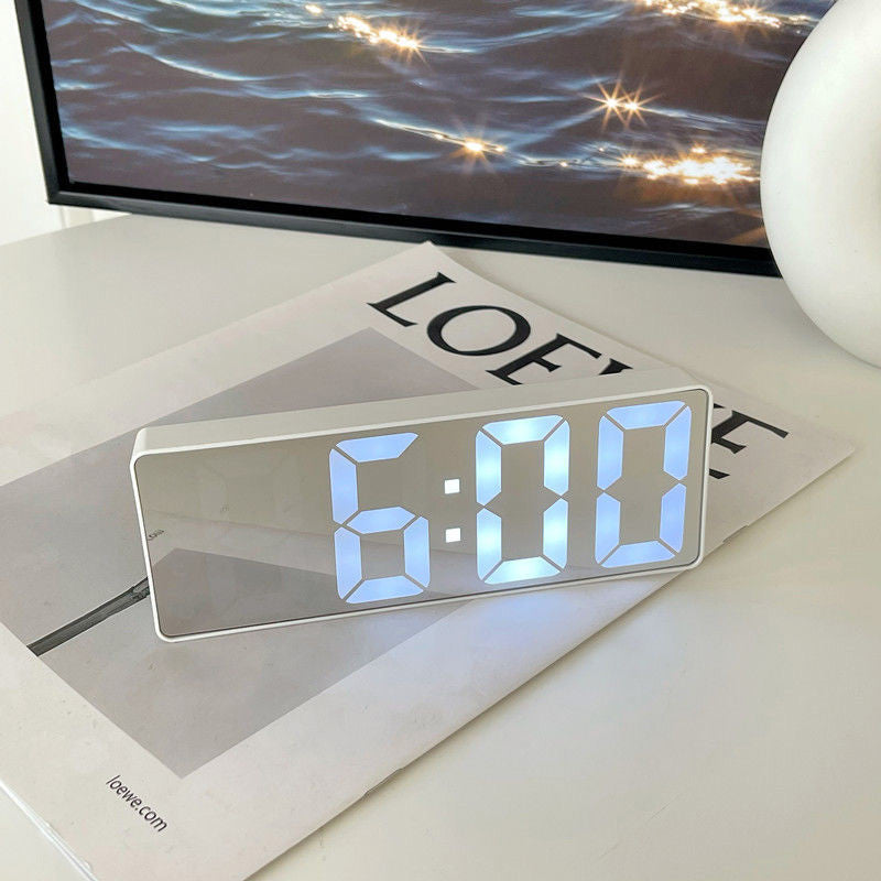 Norvo | Moderne, digital, mekanisk vintageklokke med innvendig tannhjulsdrift