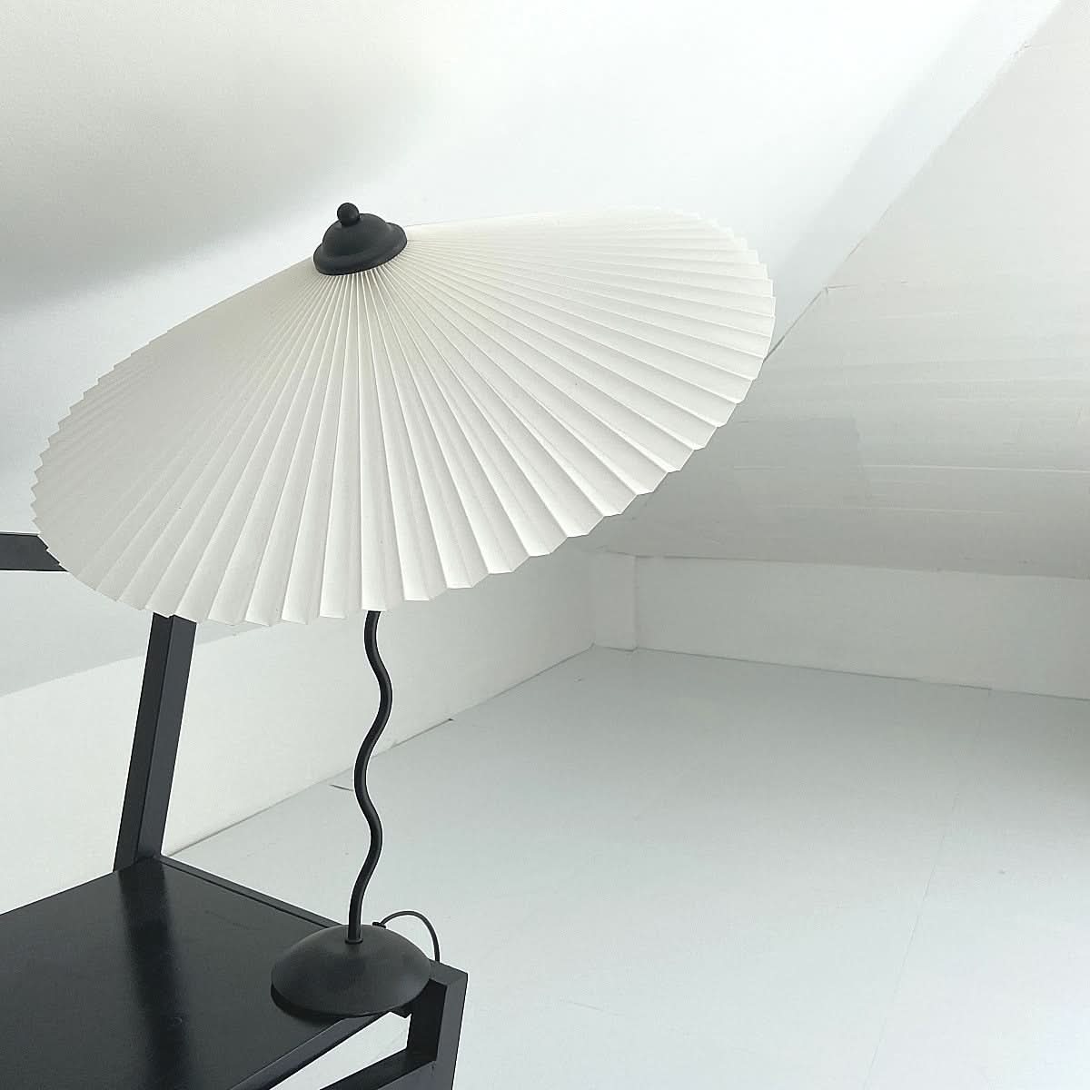 Norvo | Squiggle Paraply Bordlampe – Moderne Twirl Design med Krom Finish