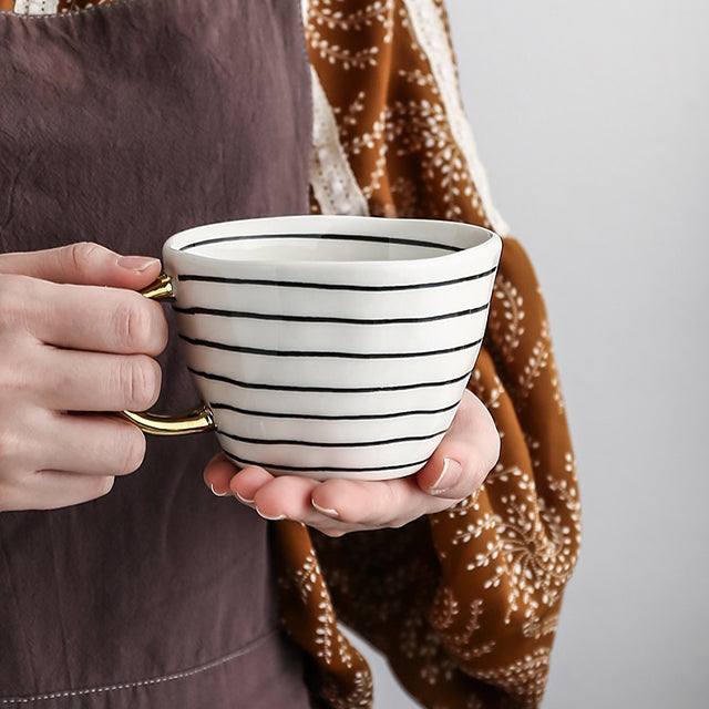 Norvo | Cup med abstrakt geometrisk mønster og gullhåndtak