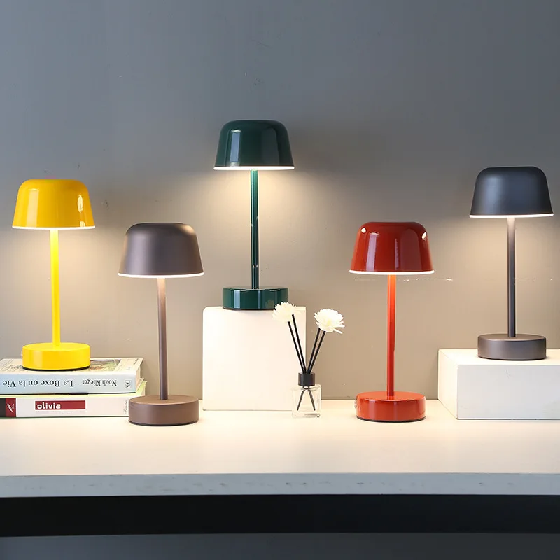 Norvo | Bordlampe med moderne metall dimbar design