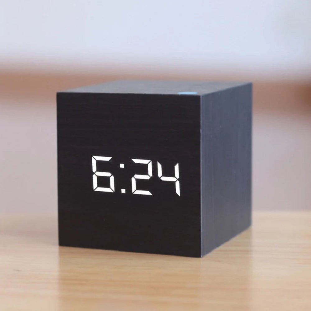Norvo | ZENICUBE – Minimalistisk LED Vekkerklokke med Tid, Dato & Temperaturvisning