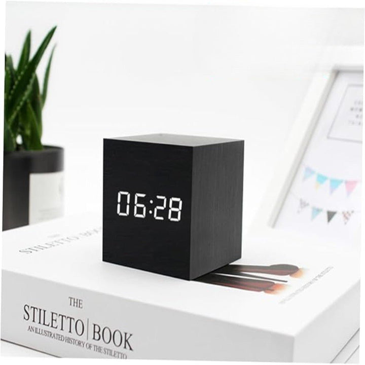 Norvo | ZENICUBE – Minimalistisk LED Vekkerklokke med Tid, Dato & Temperaturvisning
