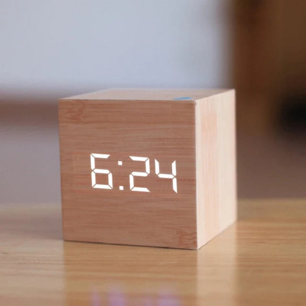 Norvo | ZENICUBE – Minimalistisk LED Vekkerklokke med Tid, Dato & Temperaturvisning