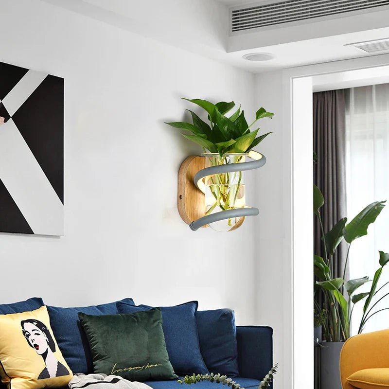 Norvo | VASELUX – Tre vegglampe med integrert LED og dekorativ vase